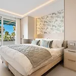 Modern Beachfront 2-bedroom Appartement *