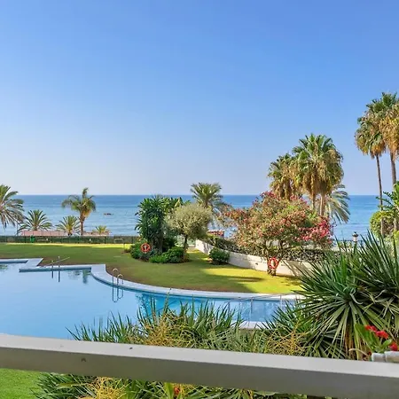 Modern Beachfront 2-bedroom Appartement Marbellac