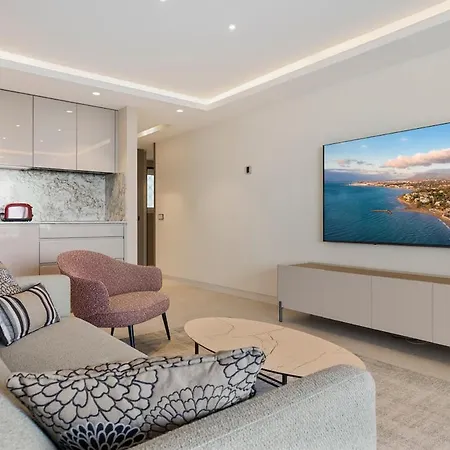 Modern Beachfront 2-bedroom Μαρμπέλλα