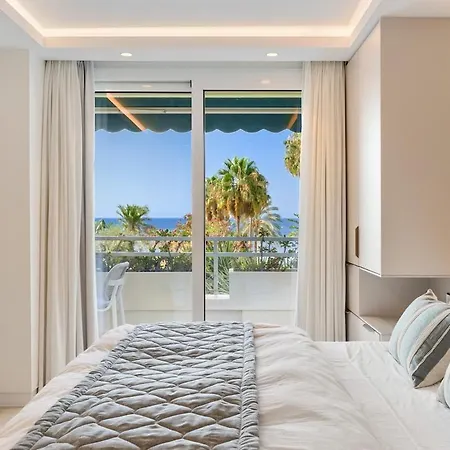 Modern Beachfront 2-bedroom Apartament