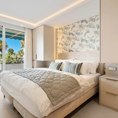 Modern Beachfront 2-bedroom Lägenhet *