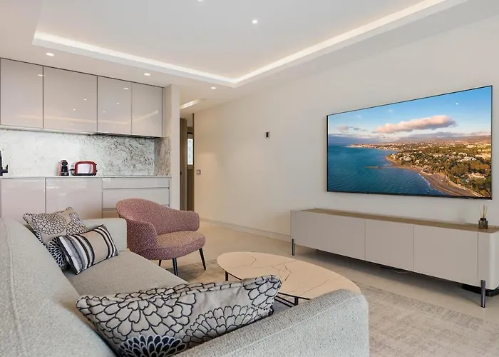Modern Beachfront 2-bedroom Μαρμπέλλα