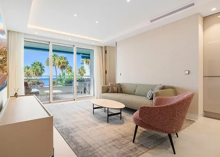 Modern Beachfront 2-bedroom Appartement Marbellac
