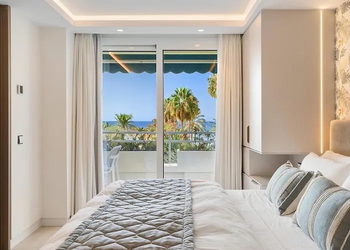 Modern Beachfront 2-bedroom Apartament