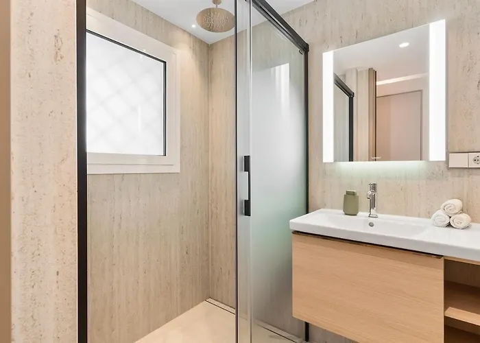 Modern Beachfront 2-bedroom * Μαρμπέλλα