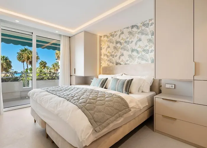 Modern Beachfront 2-bedroom Appartement *